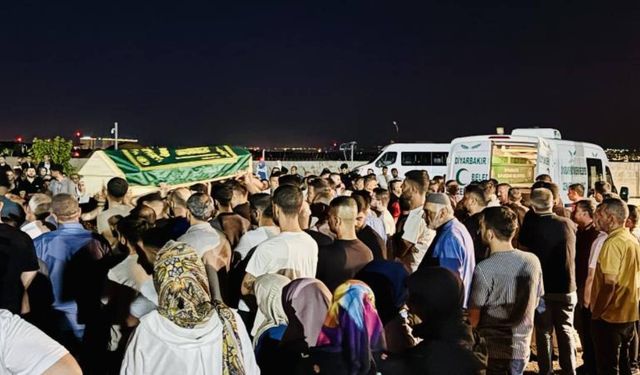 Yangında ölen anne ve 3 çocuğunun cenazesi defnedildi