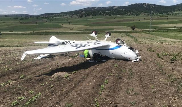 Tarlaya zorunlu iniş yapan eğitim uçağı ters döndü!