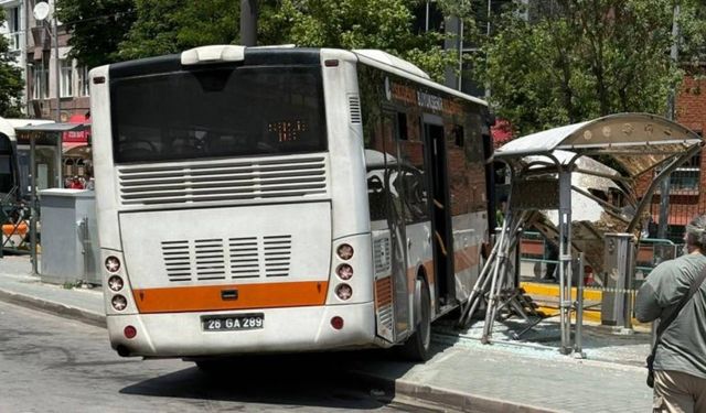 Sürücüsü fenalaşan belediye otobüsü tramvay durağına çarptı