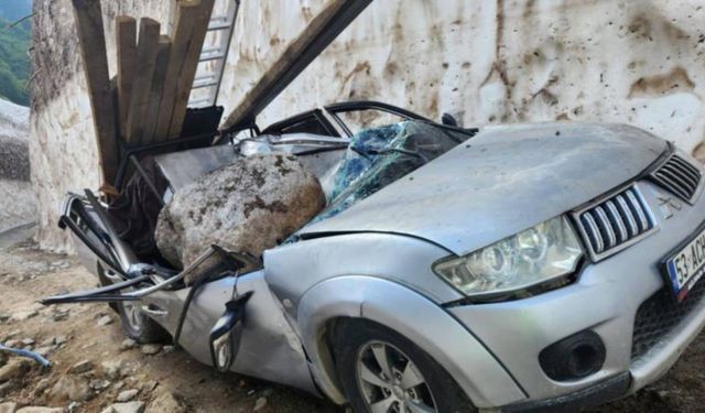 Kamyonetin üzerine kaya parçası düştü!