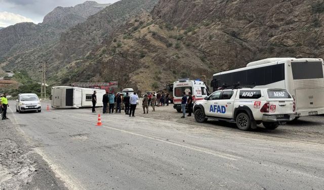 Gaziantep'te otomobilin iki işçi servisine çarptığı kazada 10 kişi yaralandı