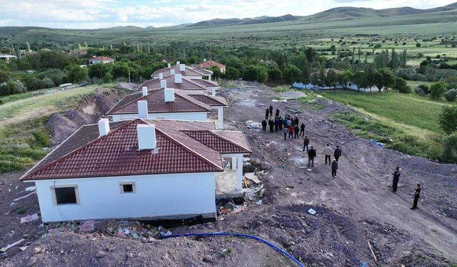 Arguvan'da afet konutlarının yapımı devam ediyor