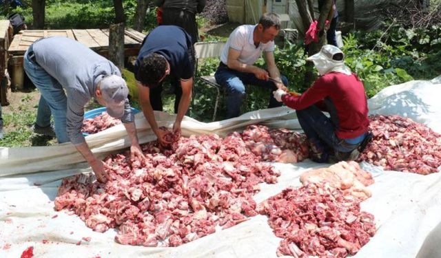 Bir Asırlık Gelenek: Kesilen kurbanlıklar 200 haneye eşit dağıtıldı
