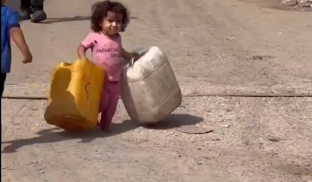 Gazzeli küçük çocuk boyunu aşan su bidonlarını taşımak zorunda bırakıldı!