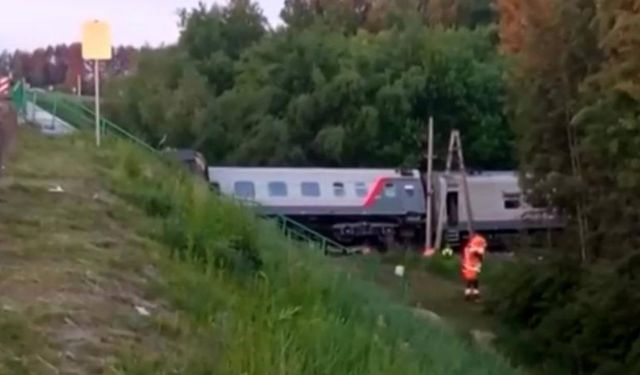 Rusya'da otoyol köprüsü yolcu treninin üzerine çöktü: 7 ölü
