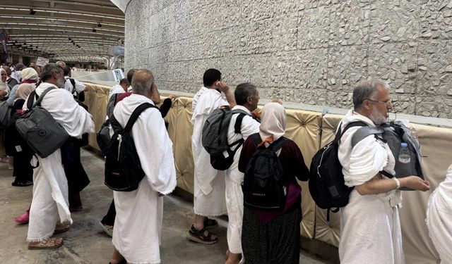 Hacılar bayramın ikinci gününde de şeytan taşladı