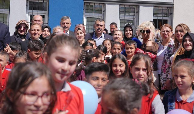 Bakan Tekin Erzurum'da 'arafalık' dağıttı