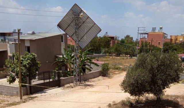 Rüzgarda uçan çatı elektrik direğine asılı kaldı