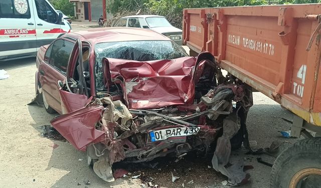 Adana'da otomobil ile traktörün çarpıştığı kazada 2 kişi yaralandı