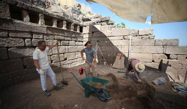 Assos'ta 3 bin 500 yıllık stoa gün yüzüne çıkarılıyor