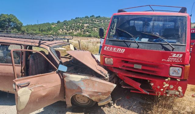 Balıkesir'de kamyonet ile otomobil çarpıştı, 6 kişi yaralandı