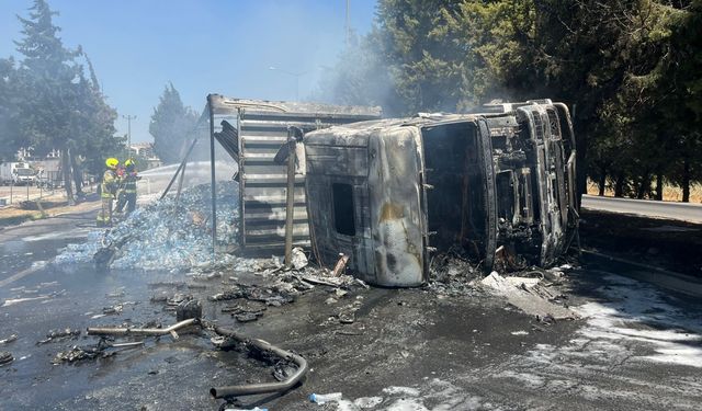 Balıkesir'de seyir halindeyken devrilen tır yandı