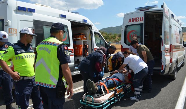 Çorum'da trafik levhasına çarpan otomobildeki çift yaralandı