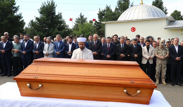 Cumhurbaşkanı Yardımcısı Yılmaz, Bingöl'de yeğeni Şiyar Güneş'in cenazesine katıldı