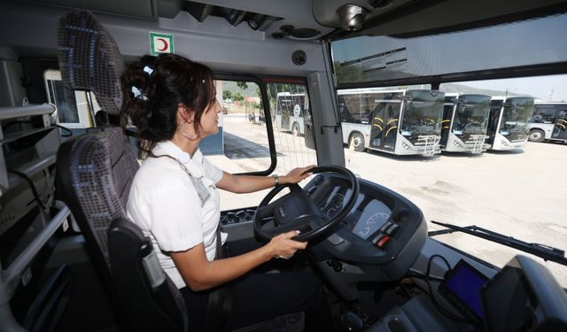 Muğla'da kadın otobüs şoförleri, güler yüzle yolcularını duraklarına ulaştırıyor