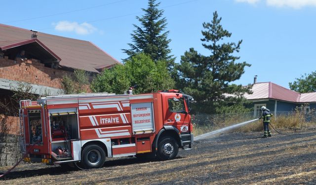 Samsun'da anız yangınının sıçradığı ev hasar gördü