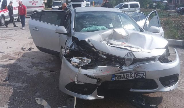 Tokat'ta iki otomobilin çarpıştığı kazada 5 kişi yaralandı