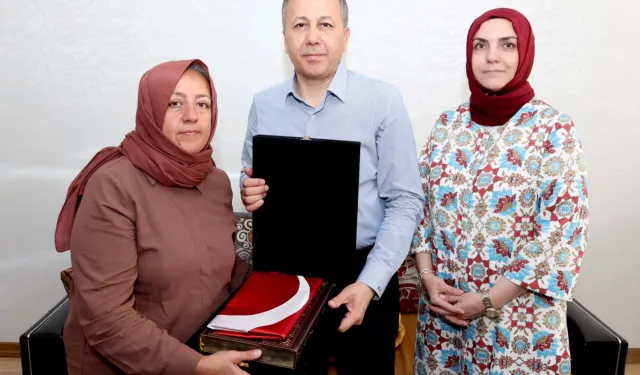 Bakan Yerlikaya'dan şehit bekçinin ailesine ziyaret