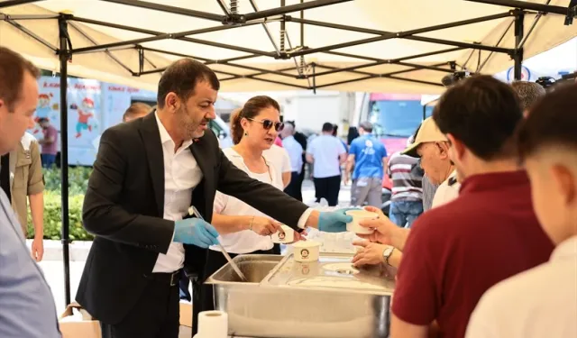 Denizli Büyükşehir'den vatandaşa aşure ikramı