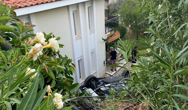 Otomobil istinat duvarından düştü: 1 ölü, 4 yaralı