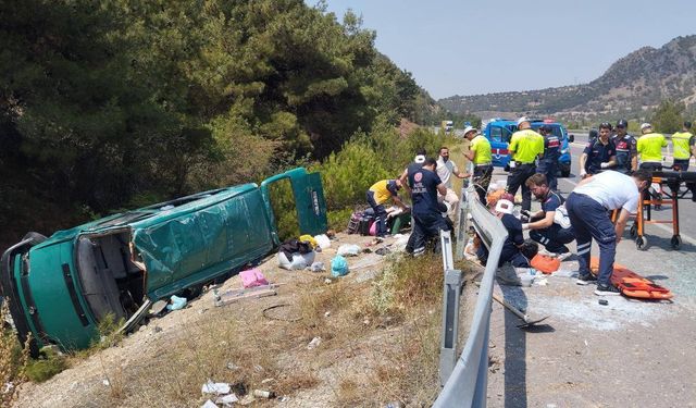 Sivas'ta minibüs devrildi: 13 yaralı