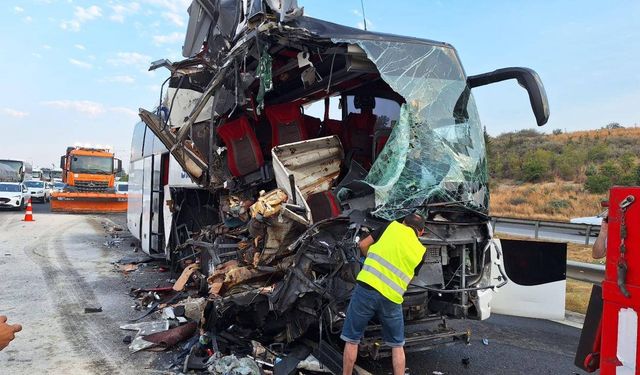 Mersin'de yolcu otobüsünün tıra çarpması sonucu 9 kişi yaralandı