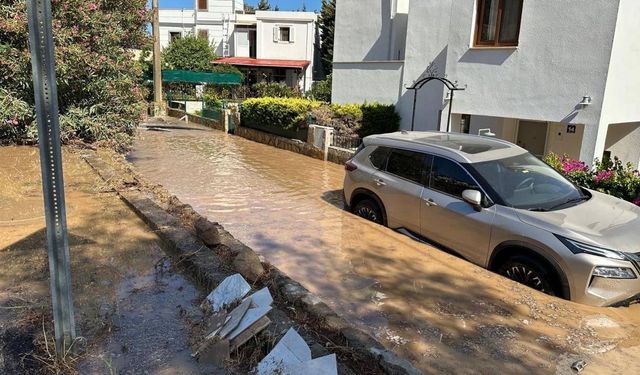 Bodrum'da ana su hattı patladı: Yol çöktü, tonlarca su boşa aktı