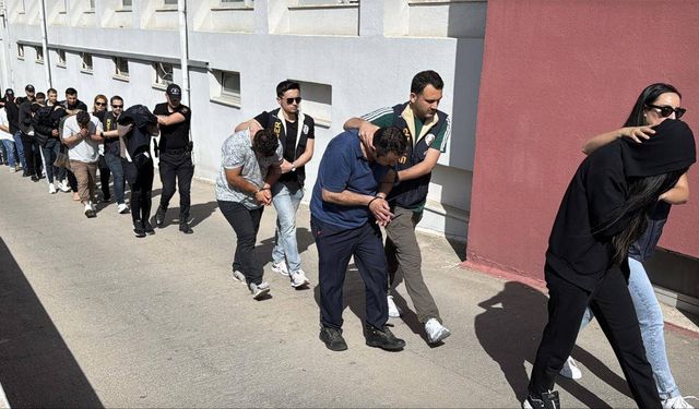 Adana'da uyuşturucu suçlarından aranan 15 kişi yakalandı