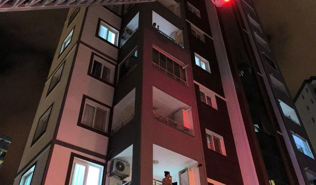 Adana'da balkon demirlerine sıkışan kedi kurtarıldı