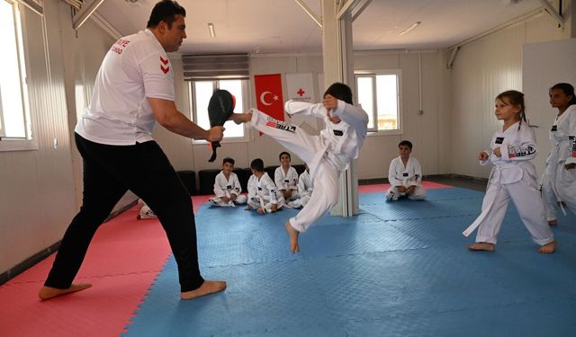 Depremzede çocuklar tekvandoyla rehabilite oluyor