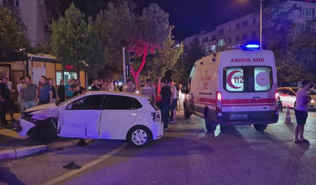 Edirne'de kamyonet ile otomobil çarpıştı, 3 kişi yaralandı