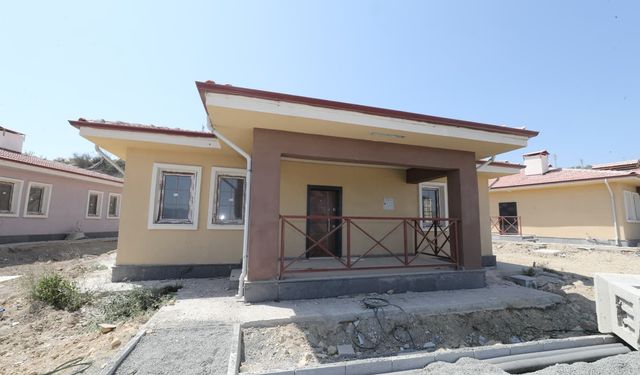 Hatay Samandağ'da kırsal afet konutlarının yapımı sürüyor
