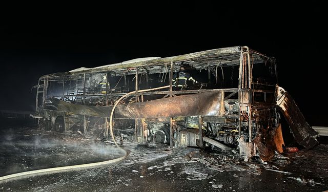 Seyir halindeki yolcu otobüsü alev alev yandı