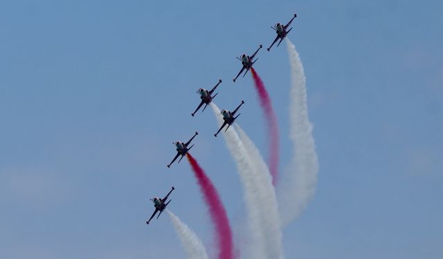 Trabzon'da Türk Yıldızları gösteri uçuşu yaptı