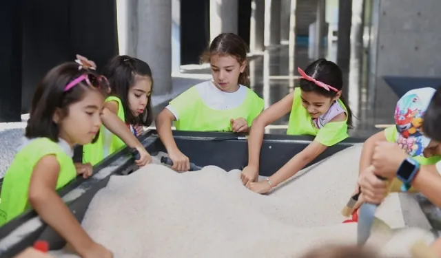 Minik arkeologlar Bursa'nın tarihi mekanlarını gezdi