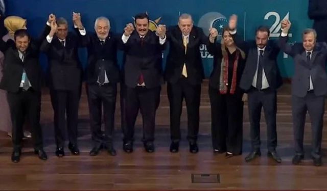 Rozetlerini Erdoğan taktı: İşte AK Parti'ye katılan yeni isimler