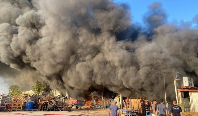 Antalya'da iki depoda yangın çıktı