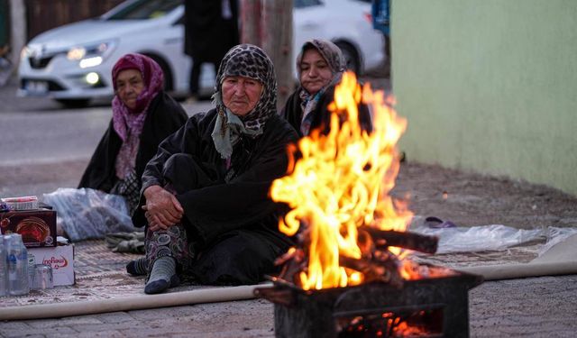 Balıkesirliler geceyi sokakta geçirdi