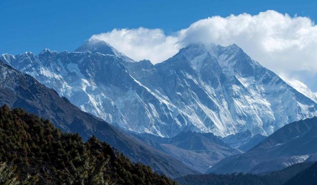 Everest Dağı'na bir günde 274 dağcı tırmanarak rekor kırdı
