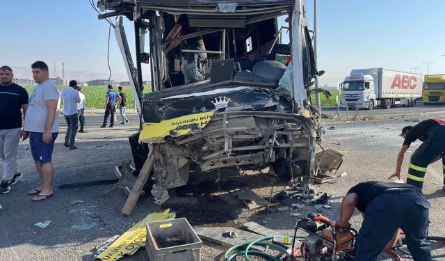 Mardin'de halk otobüsü ile tır çarpıştı: 1 ölü, 9 yaralı