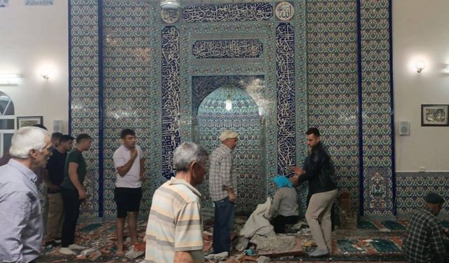 Camide mihrap tacı cemaatin üzerine düştü: Bir ölü