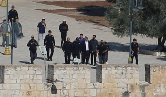 İşgalci İsrail'in Bakanı Ben-Gvir, Mescid-i Aksa'ya baskın düzenledi