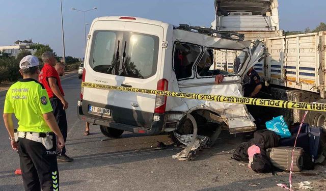 Mersin'de korkunç kaza! Öğrenci minibüsü tıra çarptı