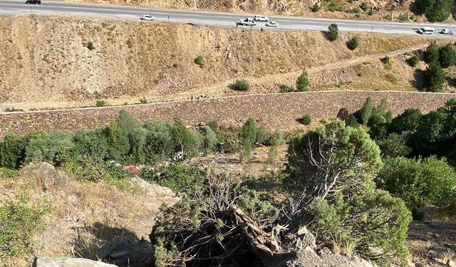 Sivas'ta işçi minibüsü uçurumdan yuvarlandı: 3 ölü, 18 yaralı