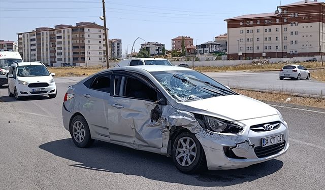 Sivas'ta kamyonet ile otomobilin çarpıştığı kazada 6 kişi yaralandı