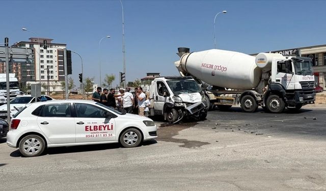 Hatay'da otomobil ile çekici çarpıştı! Çok sayıda ölü var