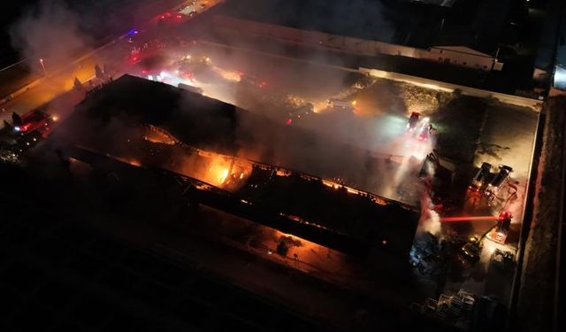 Antalya'da iki depoda çıkan yangın ekiplerce kontrol altına alındı