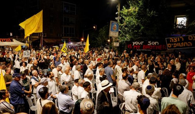 Yüzlerce İsrailli Netanyahu'yu evinin önünde protesto etti