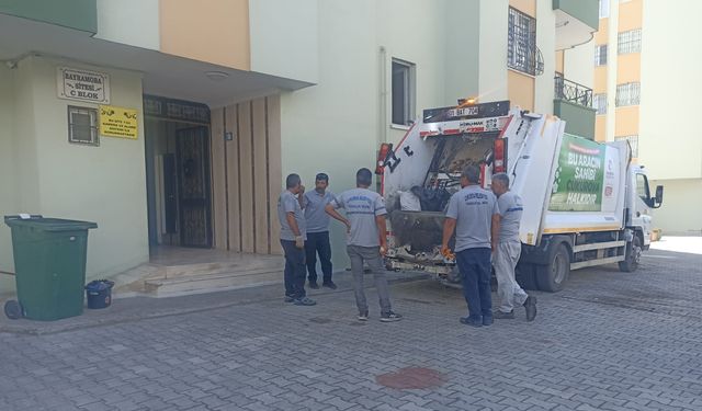 Adana'da vatandaşların şikayette bulunduğu evden iki kamyon çöp çıktı