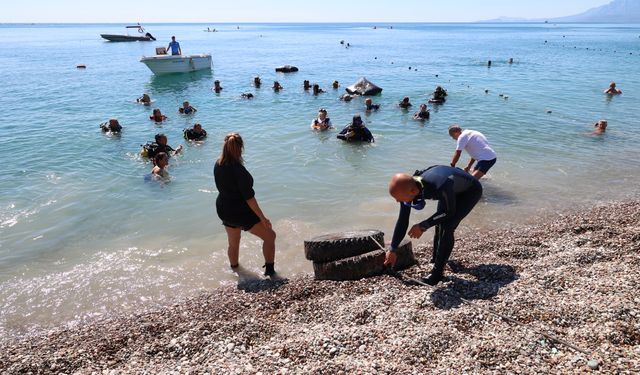 Antalya'da kıyı ve deniz dibi temizliği yapıldı